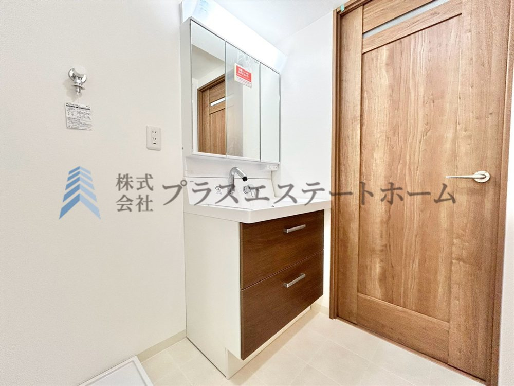 身支度やお風呂上がり、寝る前の準備などの際に嬉しい大きな鏡付きです♪