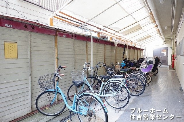 屋根付きの駐輪場がございます！