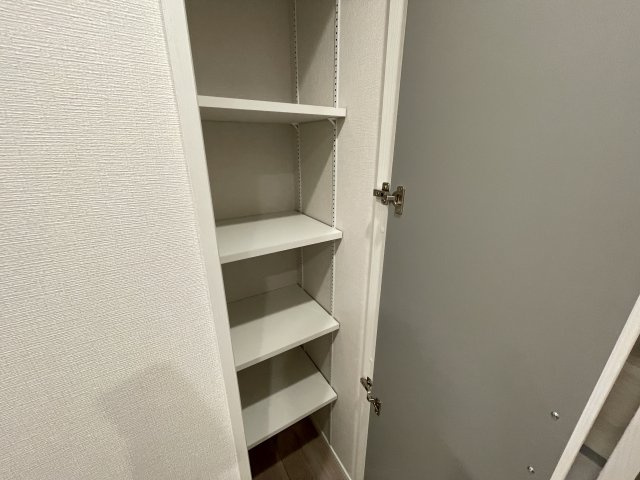 廊下には収納スペースが沢山ついており、家族共用の荷物の収納にも便利。　