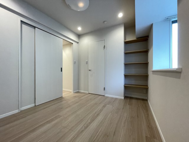 小さな窓がついた洋室は、優しい光が降り注ぎます。　