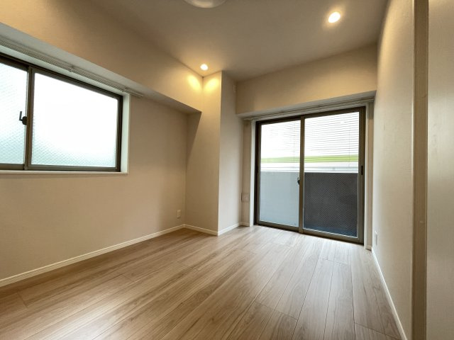 大きな窓がついており、明るい寝室。爽やかな朝を迎えられそう。　