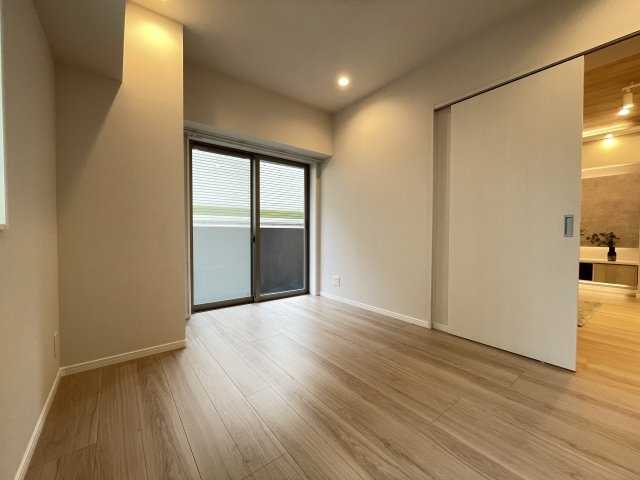 LD横の洋室は、扉を開けて解放感ある空間に。　