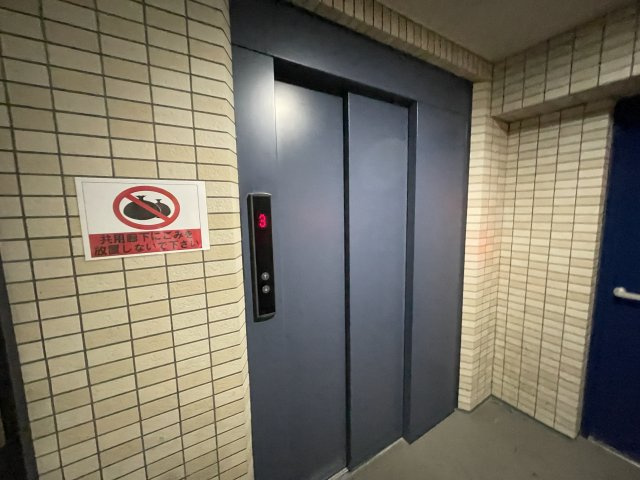 重たい荷物を持っていても、エレベーターがあれば安心です。　