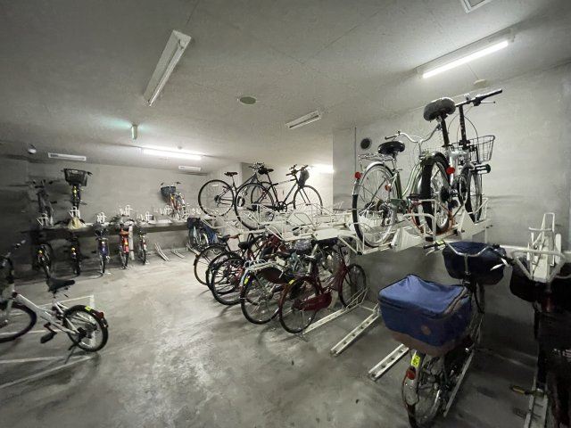 屋内駐輪場で、セキュリティーも安心です。　