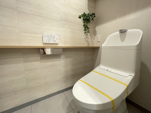 温水洗浄便座付きの清潔感あるトイレは、落ち着いた空間に。　