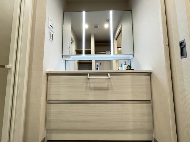 三面鏡付きの洗面台で朝の身支度もバッチリです。　