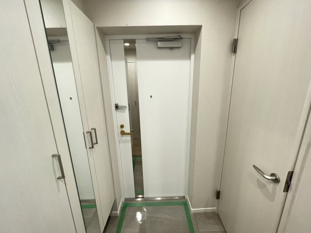 大きな鏡のついた玄関で、お出かけ前の身だしなみチェックもバッチリです。　