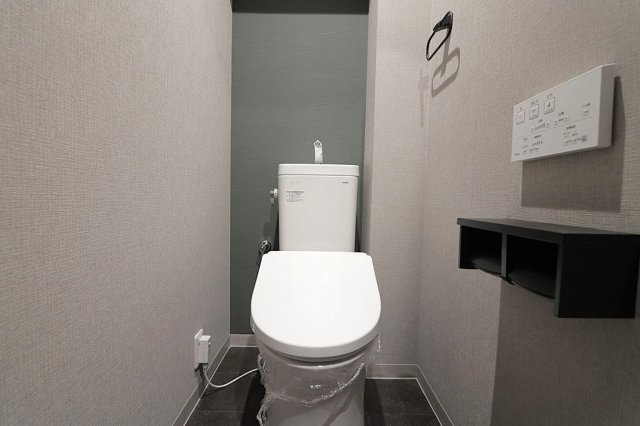 温水洗浄便座完備の洋式トイレです。手元の操作盤で快適な使い心地。
