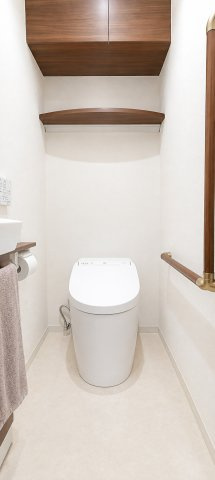 上部収納が付き、清掃用品などを収納できるようになっています。トイレ専用の手洗いもついており、衛生的です※画像はAI加工で家具・小物を消去しています。