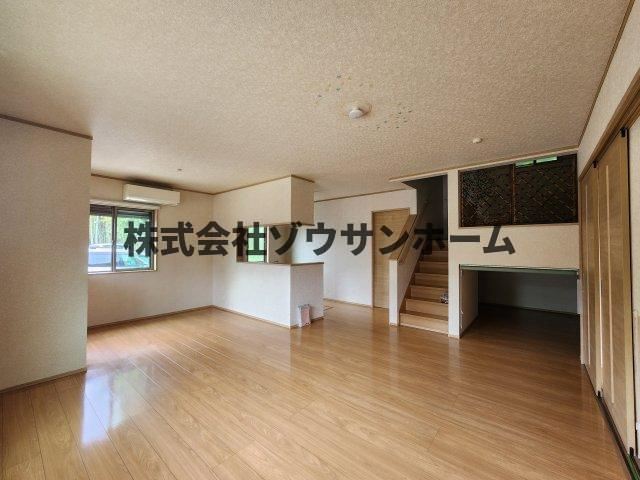 ホール下には収納スペースがあります♪