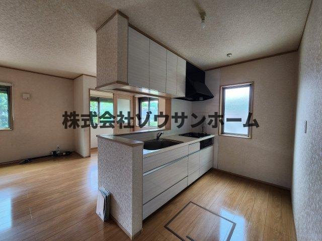 対面式のキッチンは3口ガスコンロ付です♪