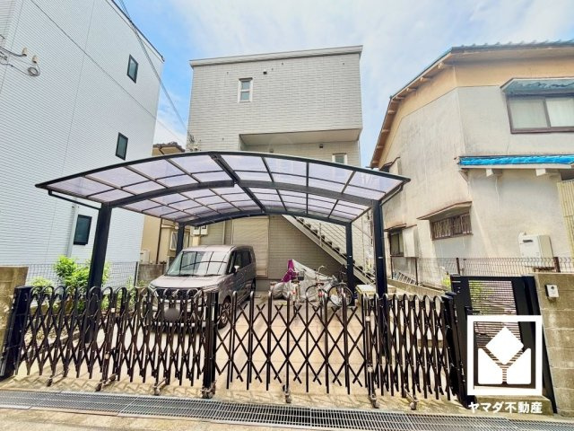 1階にはウォークインクローゼット、3階にも納戸を備えており、家の中をもっとスッキリ。お洋服はもちろん、スーツケースなどの大物、季節の荷物や趣味の道具もしっかり収納できます。