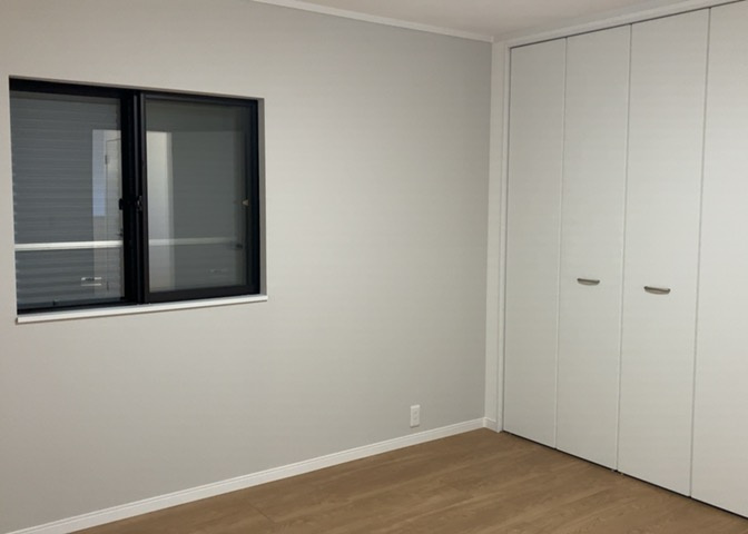 寝室でゆっくりと過ごすためにはベッド周りの適度な空間を担保することや窓の位置、照明の明るさ、寝室の広さなどを考える必要があります。自身や家族の構成とライフスタイルに併せて寝室にする部屋を選びましょう！