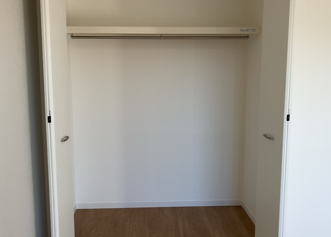 デザイン性を重視しすぎて収納が少なかった！なんてことにならないため、事前に現地で収納の数を確認しておくことをお勧めします。クローゼット以外にも床下収納や屋根裏収納、パントリーなどもチェックしましょう。