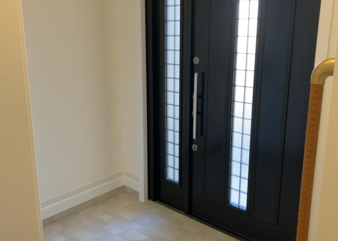 玄関は家の顔でもあり、家族以外の目にも止まる場所です。玄関は外との間を仕切る扉、靴などをしまっておく収納スペース、靴脱ぎのたたきスペース、来客とのやり取りをするドアホンなど複数のアイテムからなります。