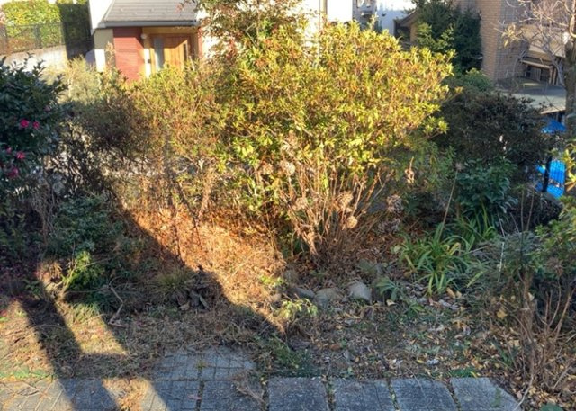 バルコニーは、室外の専用スペースのうち、「屋根がなく開放された空間」であるものを指します。ベランダより広いタイプのものが多く、日当たりもよいため家庭菜園などを楽しみたい人にとって適した環境となります。