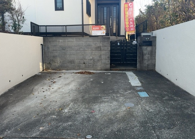 駐車場と明記されていても、最小スペースでつくられた駐車場だと大型車は駐車できなかったり、出入りしにくくなったりする可能性があります。お車のサイズと購入したい物件の駐車場のサイズを現地で確認しましょう。