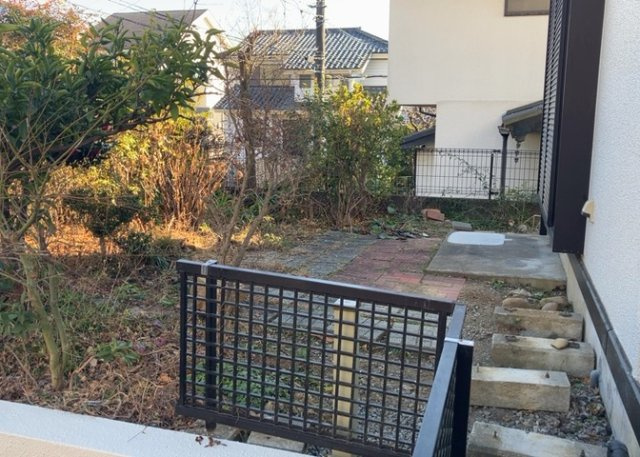 庭があることでガーデニングや家庭菜園はもちろん、こどもの遊び場やペットを放して遊ぶことができます。また、家の周囲に余裕があるということです。隣地との間があれば、十分な日当たりと、風通しが確保できます。