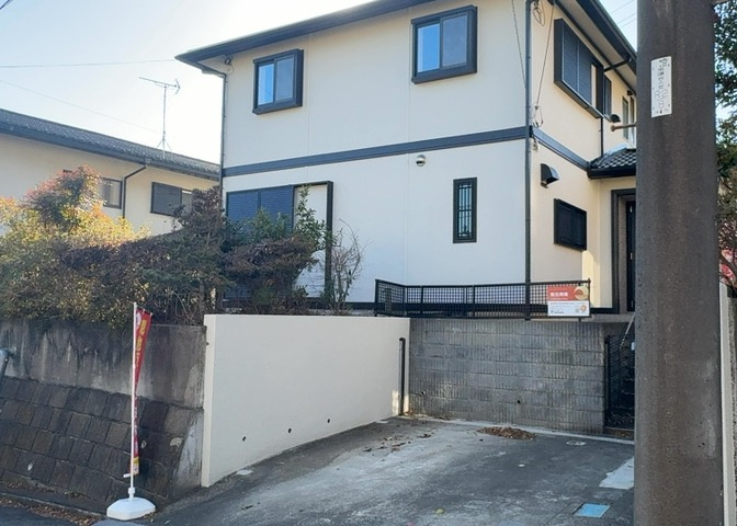 住宅用の土地では前面道路に2m以上接していなければならないと法律で定められています。しかし、お持ちの車のサイズやライフスタイルなどにより、2mでは利便が悪い場合もございますので、事前に確認しましょう。