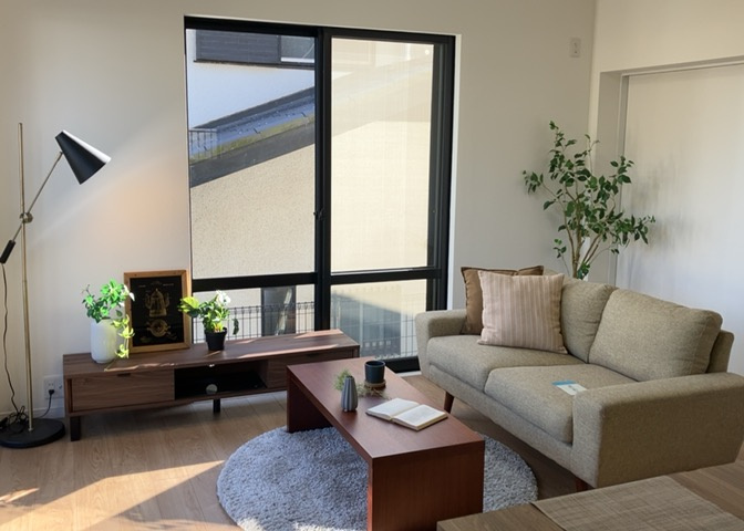 L型アイランドタイプは、キッチンからダイニングにもリビングにも目が行き届くので、とても使いやすい配置です。L字型独立タイプは、キッチンを独立させてるためLDKというよりもLDといった様なイメージです。