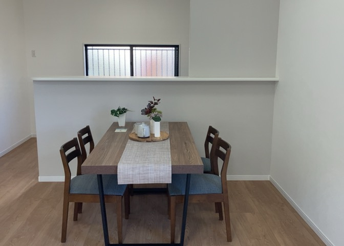 ダイニングは、食事や家族の団らんスペースとしてだけではなく、ほかの用途としても使用することができます。ダイニングテーブルを置き、食事のためのスペースを作ることでリビングとの差別化を図ることができます。