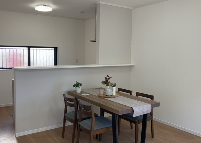 ダイニングにはダイニングテーブルセットなどを置くことが多く、間取りにおいて「D」と略記されますが、食事を作るときの作業場として使用したり、朝食を食べたりするときだけに使われるケースも少なくありません。