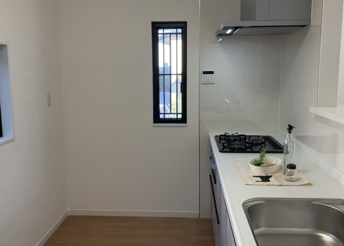 DKの物件でも広く見せたい方は、ダイニングスペースを広く使えるように工夫しましょう。低めのダイニングソファを置くと、家具の圧迫感が減り、広く見せることができ、ダイニングをリビングのように使用できます！