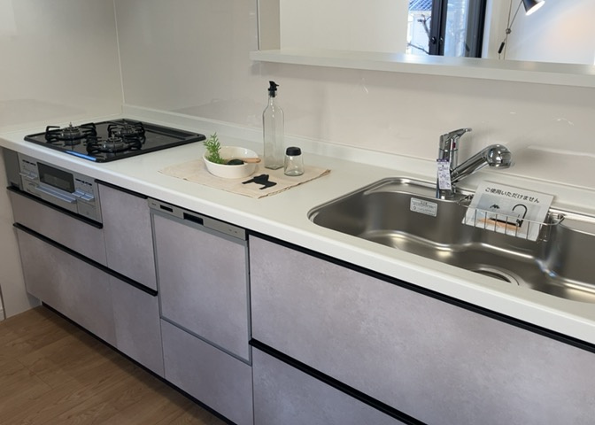 ダイニングとキッチンの間を扉や壁などで仕切らず、一体化させた間取りです。キッチンカウンターがついている物件ならば、食事をキッチンカウンターで取ることで、ダイニングスペースをリビングとして使用できます。