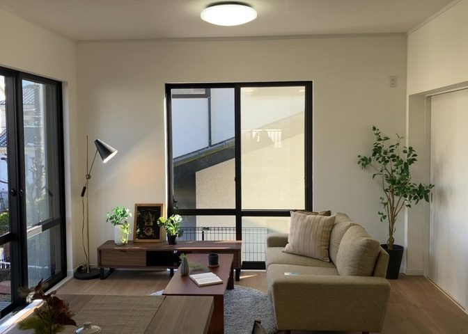 リビングの間取りの種類は大きくわけてリビングとダイニングが別になっているタイプ、リビングダイニング一体型です。どちらも一長一短ですので、家を選ぶ時はその両面をチェックして決めるようにしましょう。