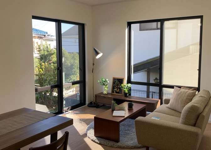 直線タイプはLとDKを一直線に並べた形で対面キッチンのタイプです。一般的なのでよく見かけるかもしれません。直線タイプに似た直接アイランドタイプは、キッチンとダイニングの間に壁がない分広く感じられます。