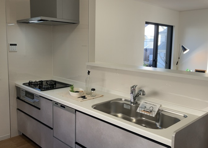 標準的なシステムキッチンの横幅は、165cm～300cm程度です。2100・2400・2550・2700などミリ単位で表記されます。普段どのように料理をするのかを想定しながら合ったサイズを選びましょう