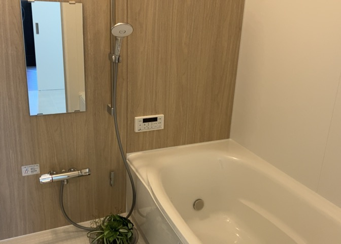 入浴時の快適さも大事なことですが、綺麗な状態を維持できなければ気持ちよく入浴できません。毎日の掃除が楽という点は大事なポイントになります！カビが生えにくく掃除がしやすい、壁や浴槽を選ぶといいでしょう。