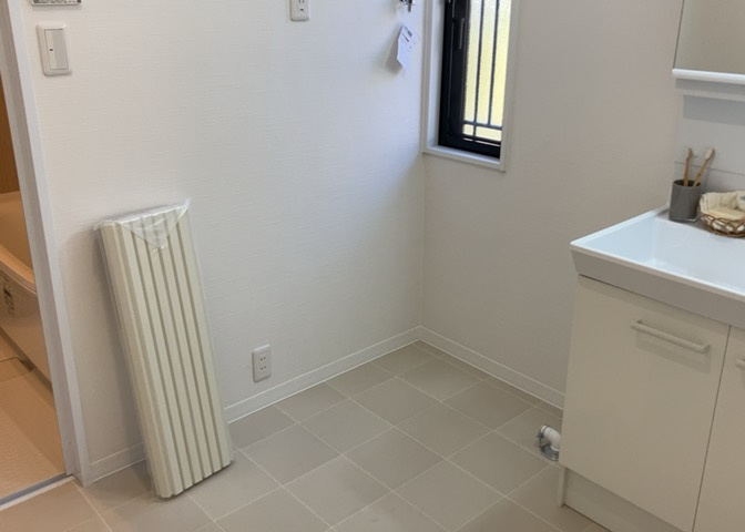 多くの戸建て住宅で見かける洗面脱衣所は、洗面台と洗濯機が2畳ほどのスペースに並べられていて、洗面所が脱衣所を兼ね備えている間取りが一般的です。お客様が利用することもある、パブリックな空間でもあります。