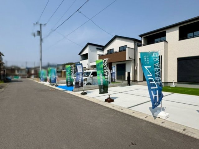 前面道路が広く駐車もラクラク