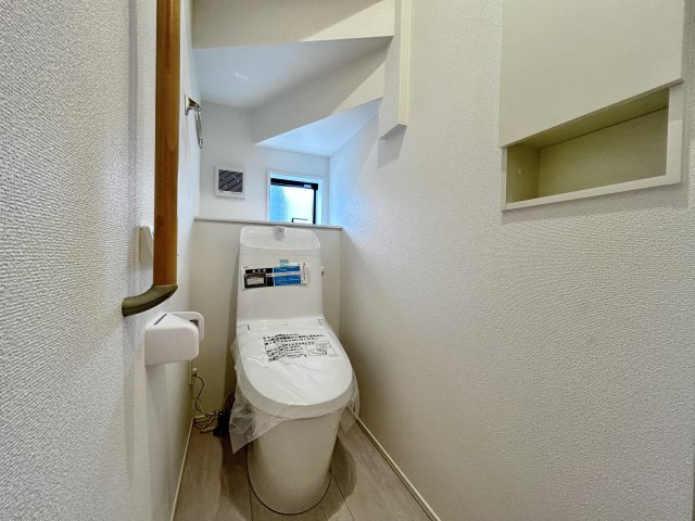 光が差し込む明るいトイレ