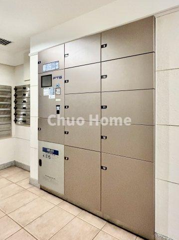 【宅配ボックス】在宅時・不在時に関わらず、居住者の代わりに非対面で宅配物を受け取ってくれる便利な設備です。わかりやすくご説明致しますので見学時にはお部屋だけではなく共用部分もぜひチェックしてください。