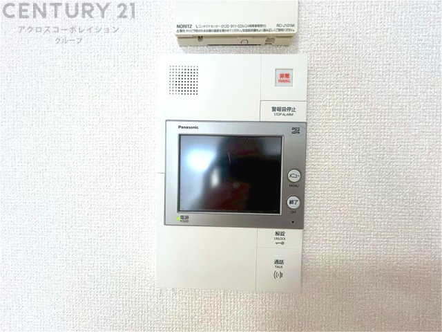 訪問者が来たときにテレビ画面で確認できるため、安心してドアを開けられます。録画機能があるものもあり、留守中に来訪者を記録しておくことができます。利便性が高く、セキュリティ面でも安心です。