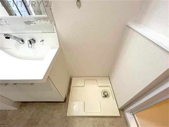 洗濯物の仕分け作業がしやすく、整理整頓が容易になります。洗濯音や湿気を他の部屋に持ち込まず、生活環境を快適に保ちます。上部を活用すれば収納スペースを確保でき洗剤や洗濯用品の整理もしやすくなります。