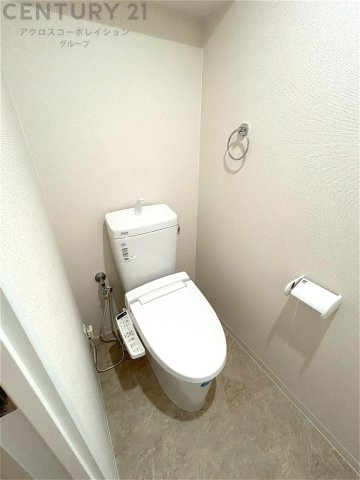 温水洗浄便座付トイレは温水洗浄機能により、暖かい水でおしりを洗浄することができ、冷たい水を使う従来の便座に比べ、温水洗浄機能で暖かいトイレを提供し、快適な使用を可能にします。