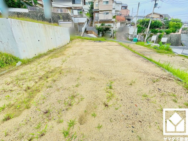 鉄棒やスプリング遊具がある「仁川高丸3丁目第2公園」まで徒歩4分（約300m）。車道から約25m離れた見通しの良い広場を備えており、お子様の飛び出しにも配慮しやすい環境で、子育て世帯の方にもお勧めです