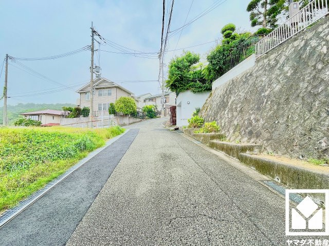 余裕のある間口約8mで、駐車スペースや玄関アプローチが確保しやすく、間取りの自由度が高まります。