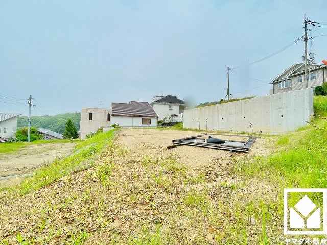 六甲山のふもとに位置する緑に囲まれた穏やかな住宅地。落ち着いた雰囲気の中でゆとりある毎日をお過ごしいただけます。自然を身近に感じながら暮らせる環境です。