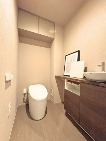 手洗いカウンターを完備。収納付きで美しく整う上質なトイレ空間です。