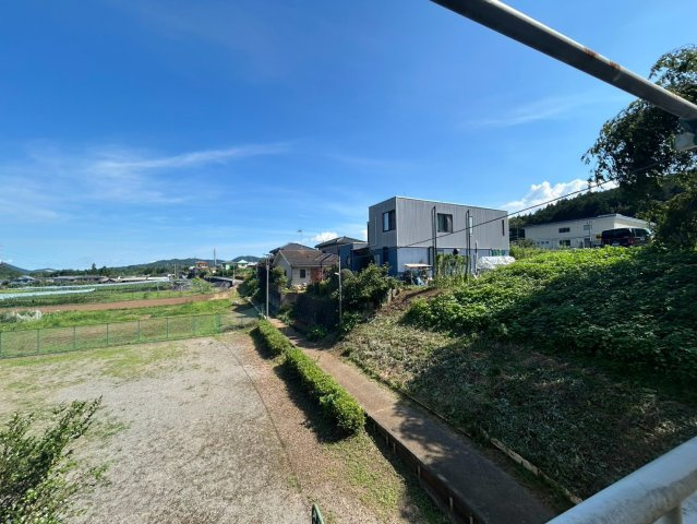 眺望を気にして物件を探す場合、前面に建物が建っていないか現地で確認しましょう！前面に建物があると景色はもちろん、日当たりや風通しにも影響が出てきます。住んだ時のことを想像しながら現地見学をしましょう。
