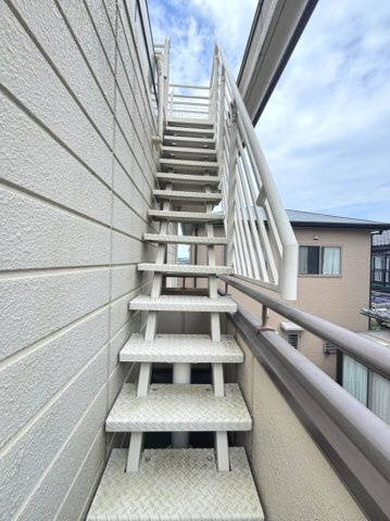2階キッチンの勝手口より屋上の階段へ抜けられます。