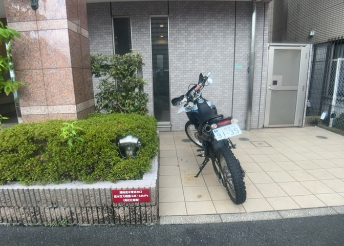 中庭（パティオ）とは、一つの建築物の内部に設けられた、壁などで囲われている庭のことを指します。コの字型、ロの字型が主流ですが、L字型の中庭もあります。最近では、インテリア性の高さからも人気があります。