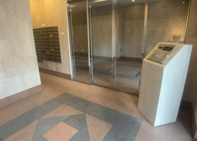 ラウンジは、マンションの共用スペースに椅子やテーブルなどを配置した利用者が寛げる空間です。屋内型ラウンジと屋外型ラウンジがあります。共用部分の管理状況と合わせて、詳細については現地でご確認ください。