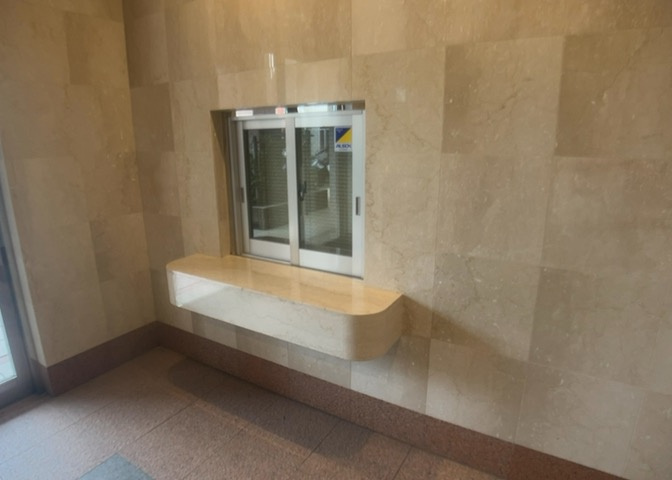 受付はマンションコンシェルジュがいる場合もあれば、管理人が滞在する小部屋を総称して呼ぶことがあります。主にエントランスに設置されていることから、防犯面でも期待ができます。防犯設備がない場合はより安心！