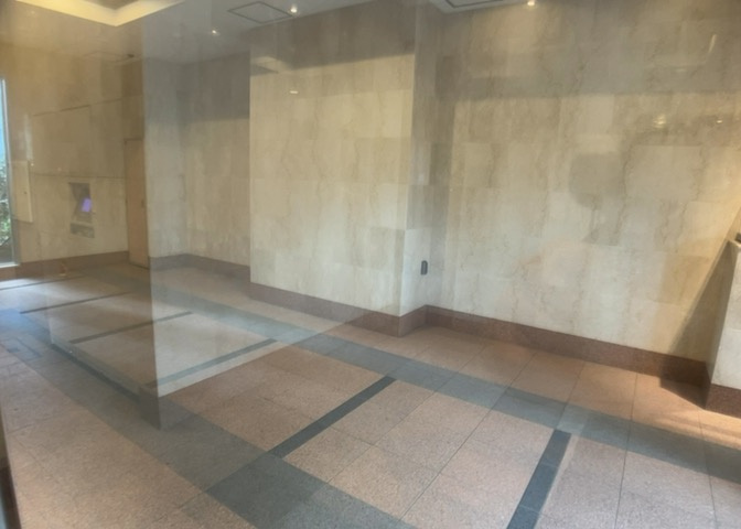 ロビーというと、エントランスと何がちがうの？と思いますよね。実はロビーとエントランスには明確な決まりはありません。物件によっては、エントランスを入って広がるある程度の広さのある空間がロビーとなります。
