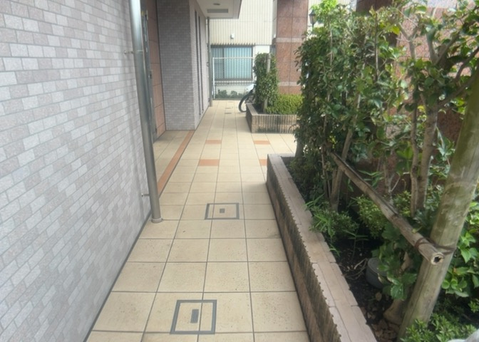 共用部分は、一棟の建物に住む区分所有者全員が共同で所有するとし、共用部分の管理、補修などは、区分所有者で形成される管理組合が行います。個人の判断で勝手に変更することはできませんので覚えておきましょう。